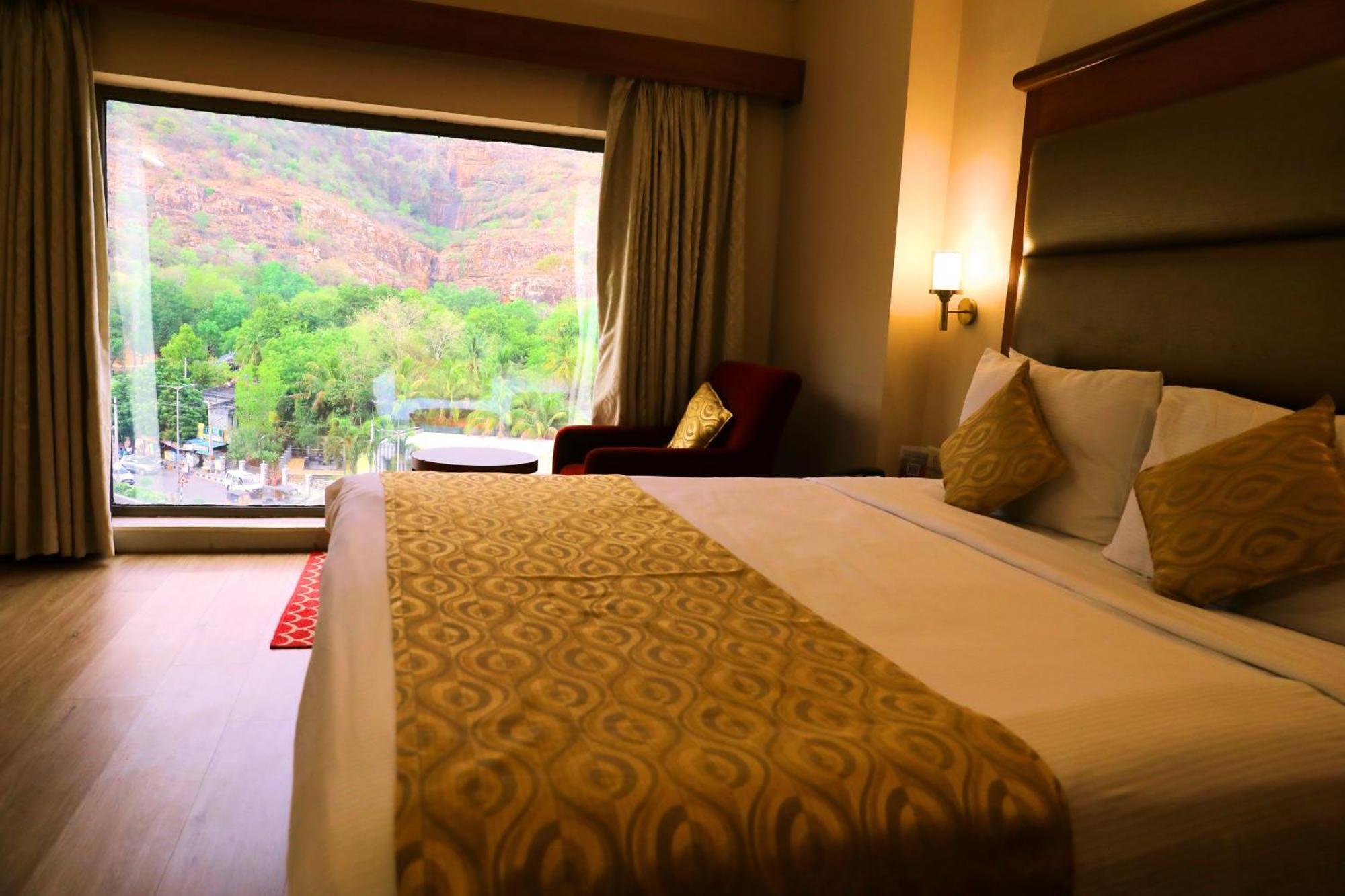 Raj Park- Hill View Hotel Tirupati Bagian luar foto