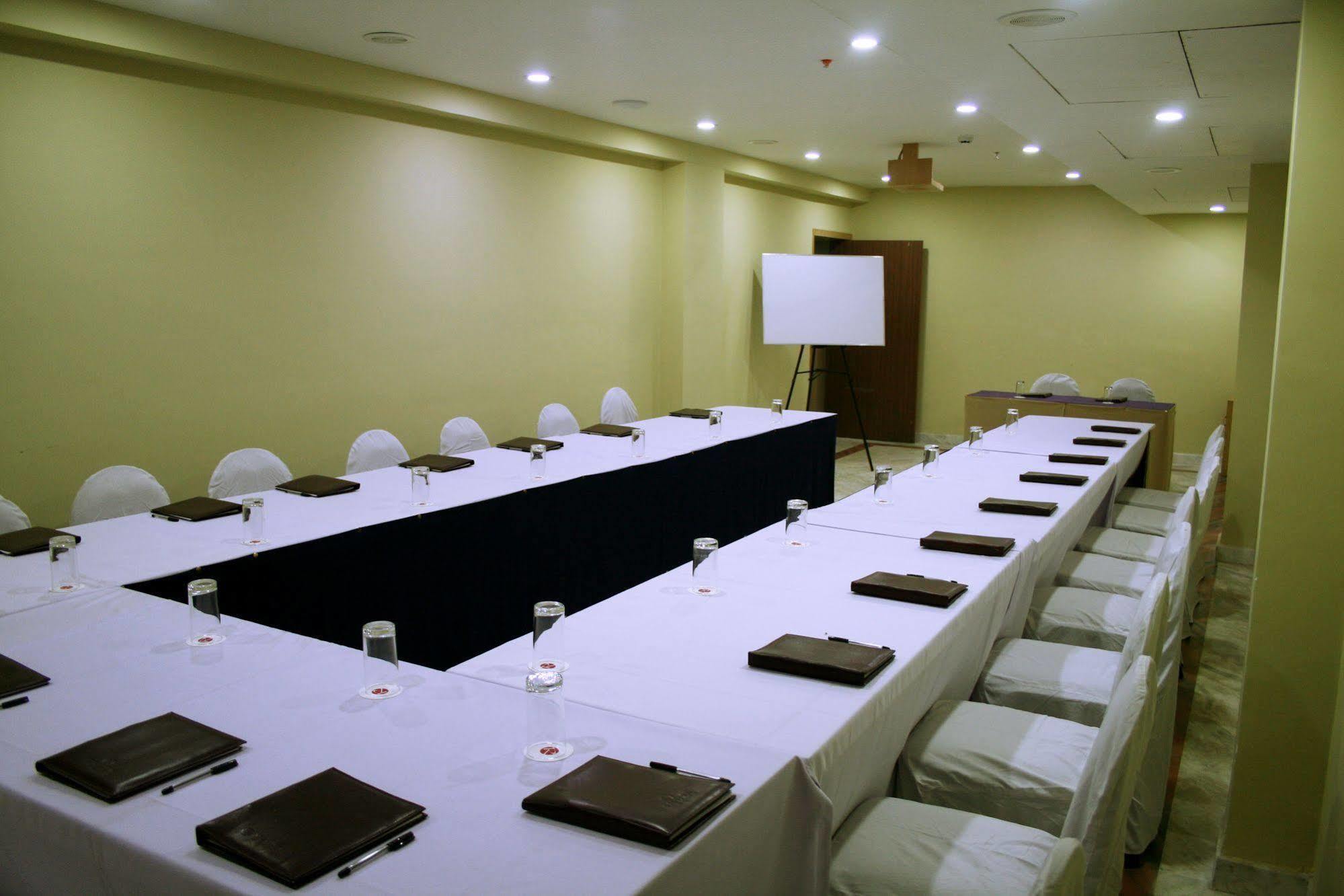 Raj Park- Hill View Hotel Tirupati Bagian luar foto