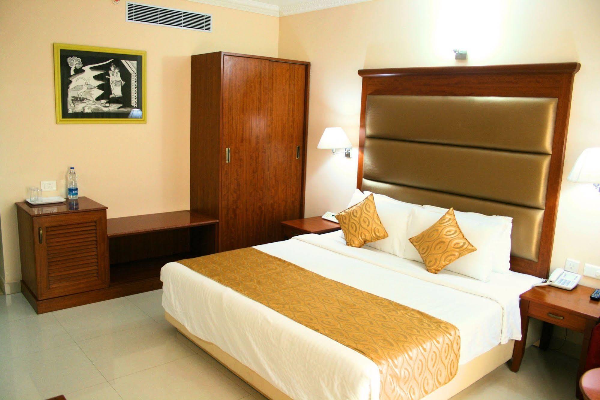 Raj Park- Hill View Hotel Tirupati Bagian luar foto
