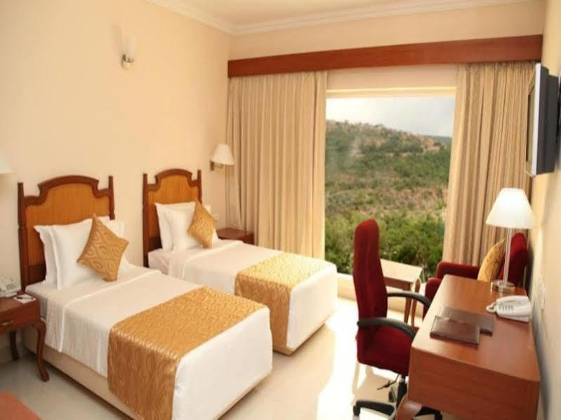 Raj Park- Hill View Hotel Tirupati Bagian luar foto